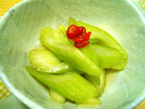 ポリ袋で簡単~!セロリの白だし浅漬け♡